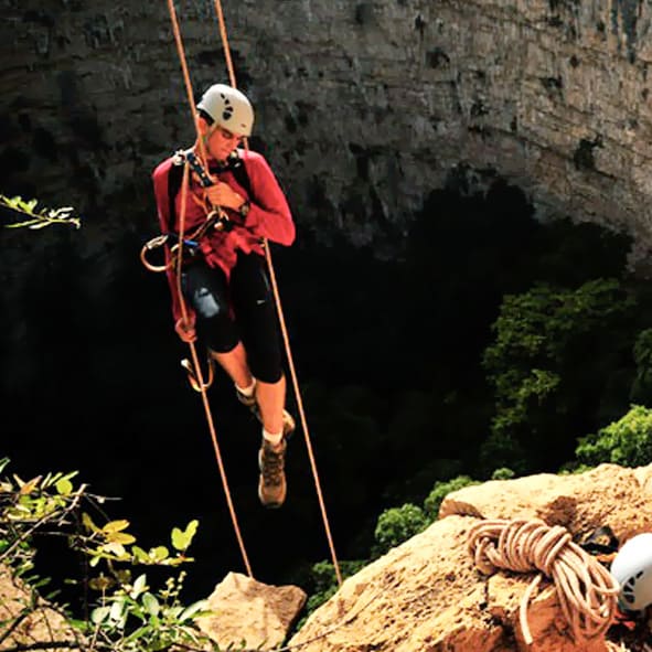 Practicar rappel en la Cima de las Cotorras en Chiapas